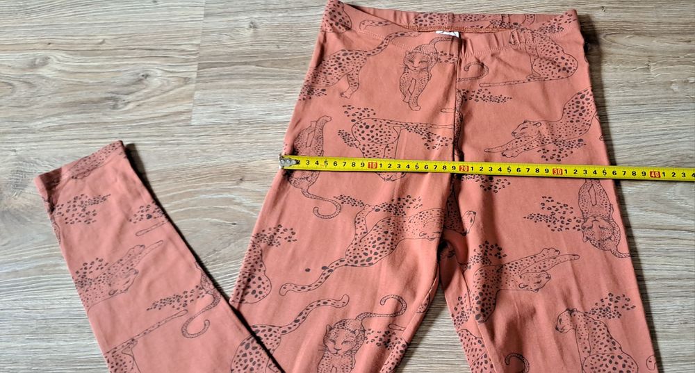 Brązowe dziewczęce legginsy ze zwierzęcym printem.