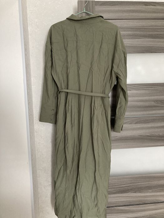 Плаття Reserved з тонкого льону із пояском на гудзиках