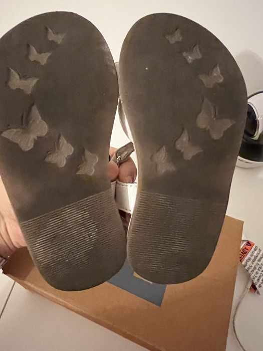 Sandalias em pele com laço