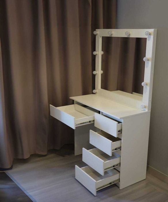 Туалетный, гримерный столик,макияжное,визажное зеркало,стол бровиста.