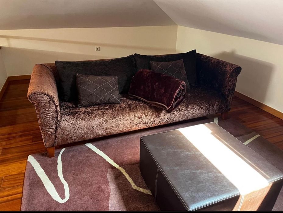 Dois sofás + mesa de centro + carpete