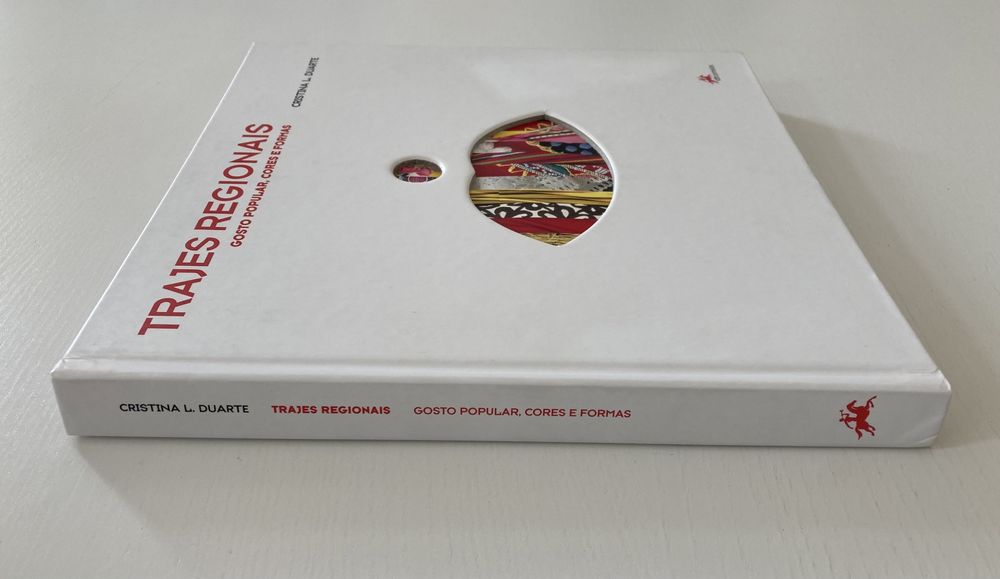 Livro “Trajes Regionais”, de Cristina L. Duarte (Livro CTT com Selos)