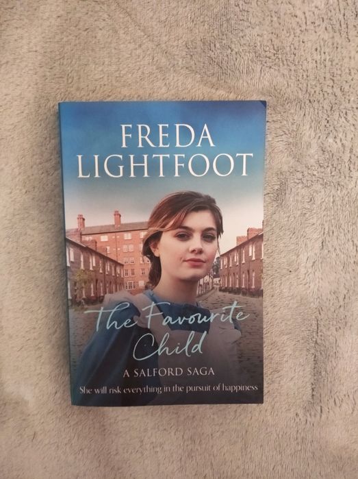 Książka anglojęzyczna "The Favourite Child", Freda Lightfoot