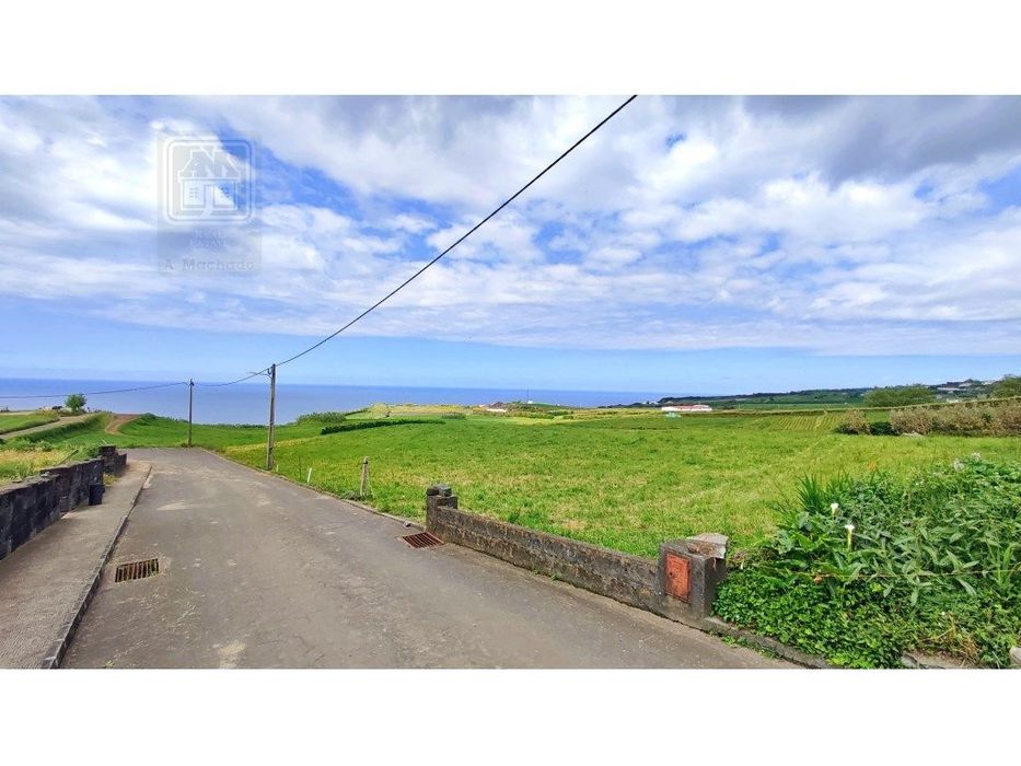 VENDA de AMPLO TERRENO URBANO com VISTA MAR - Santo António Nordest...