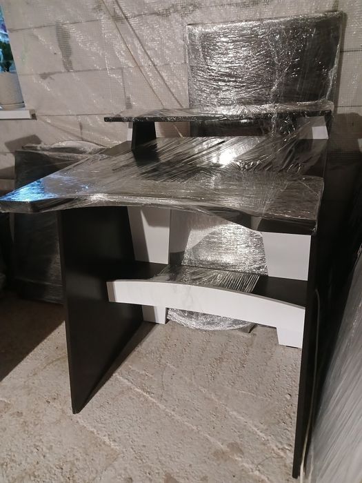 Комп'ютерний стіл