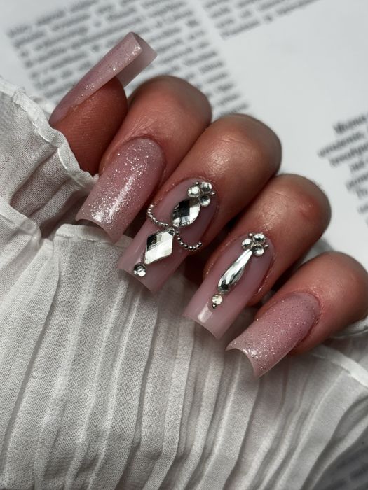 Stylizacja brwi i paznokci