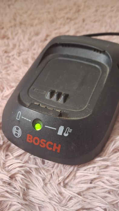 Vendo carregador de baterias bosch 14,4 v para apafusadora bosch linha verde.