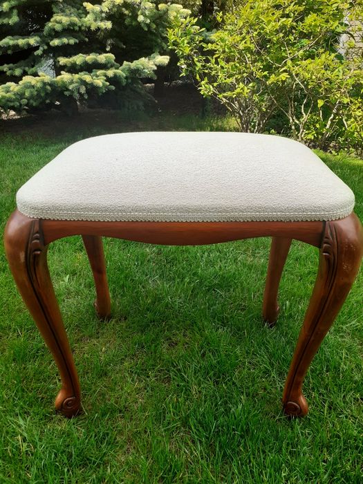 Piekny stylowy taboret