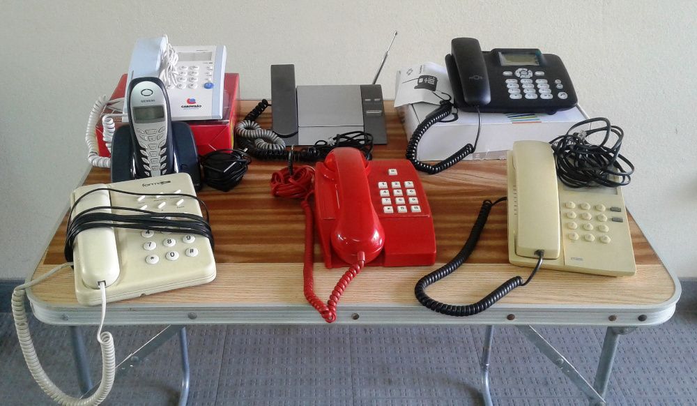 Cinco telefones fixos + um telefone portátil