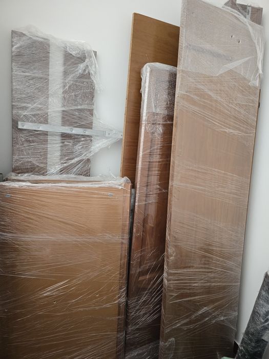 Armário de boa madeira 2 portas com 2 gavetas em baixo.