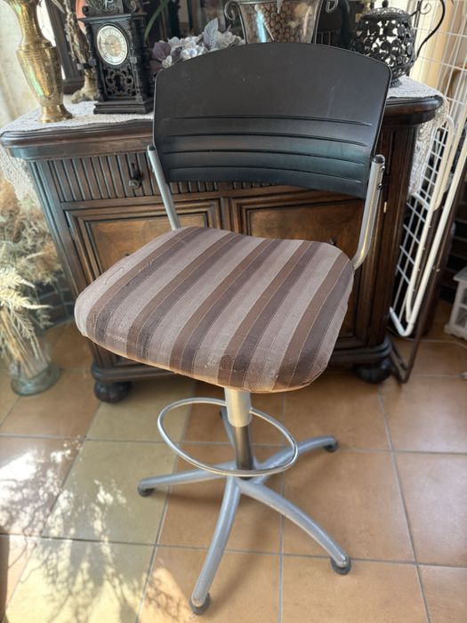 Krzeslo obrotowe metalowe wygodne