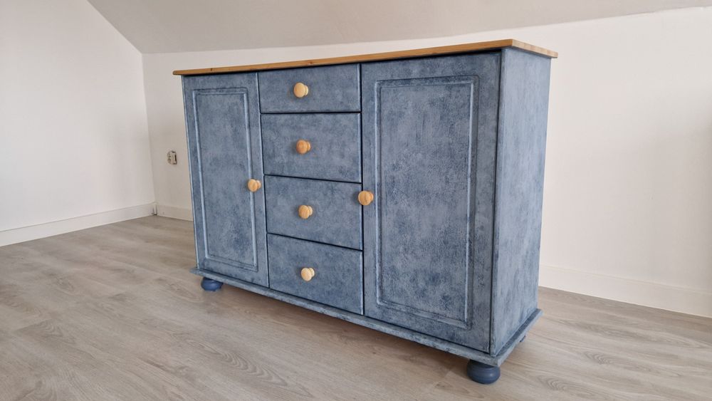 Niebieska komoda sosnowa z elementami drewna