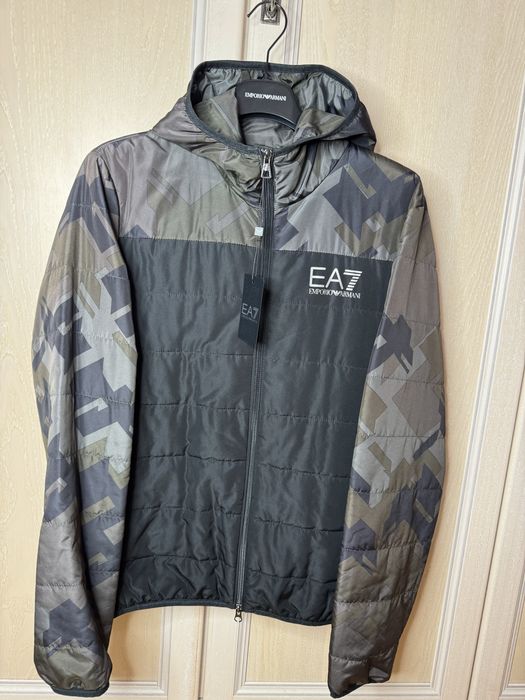 Куртка вітровка Armani EA7. Розмір S