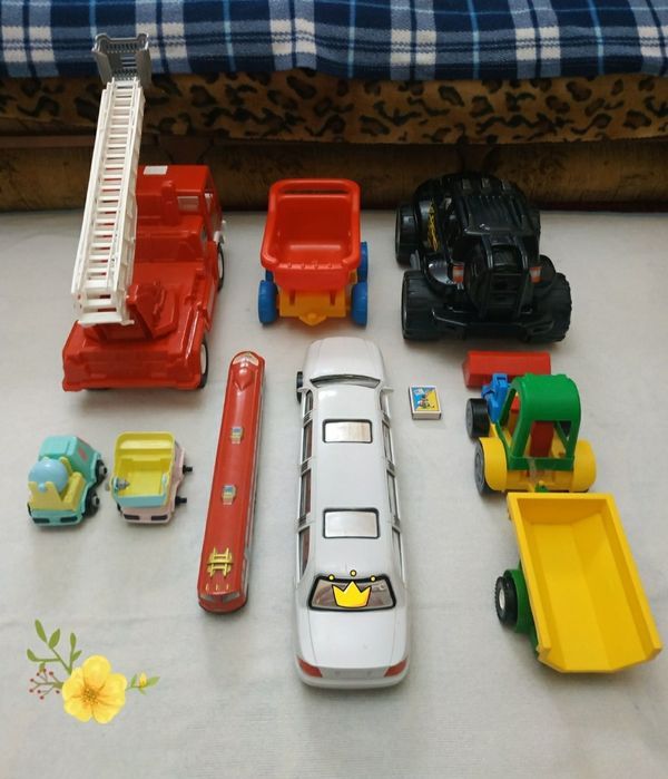 Машинки разные, игрушки