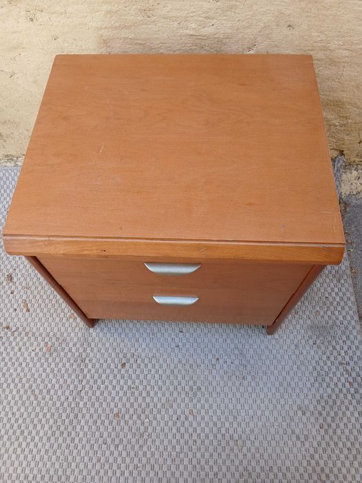 Mesa de cabeceira em madeira maciça.  Para desocupar.