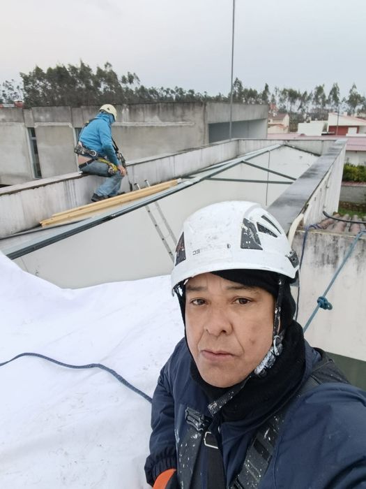 Trabalhos em altura por andaimes, rapel / alpinismo telhados, fachadas