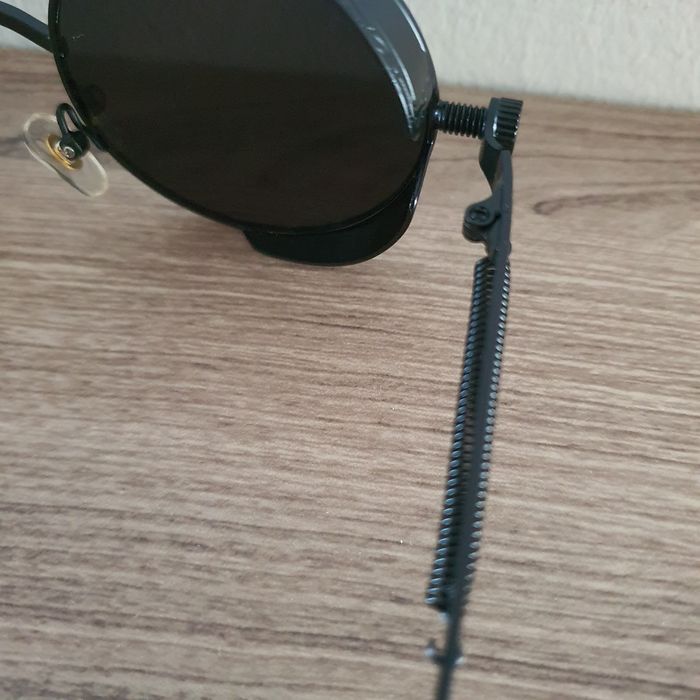 Óculos em metal preto estilo retro artesanais