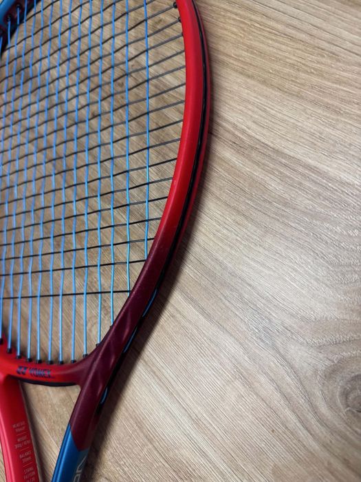 Yonex VCORE 95 Tango Red – rakieta tenisowa L2