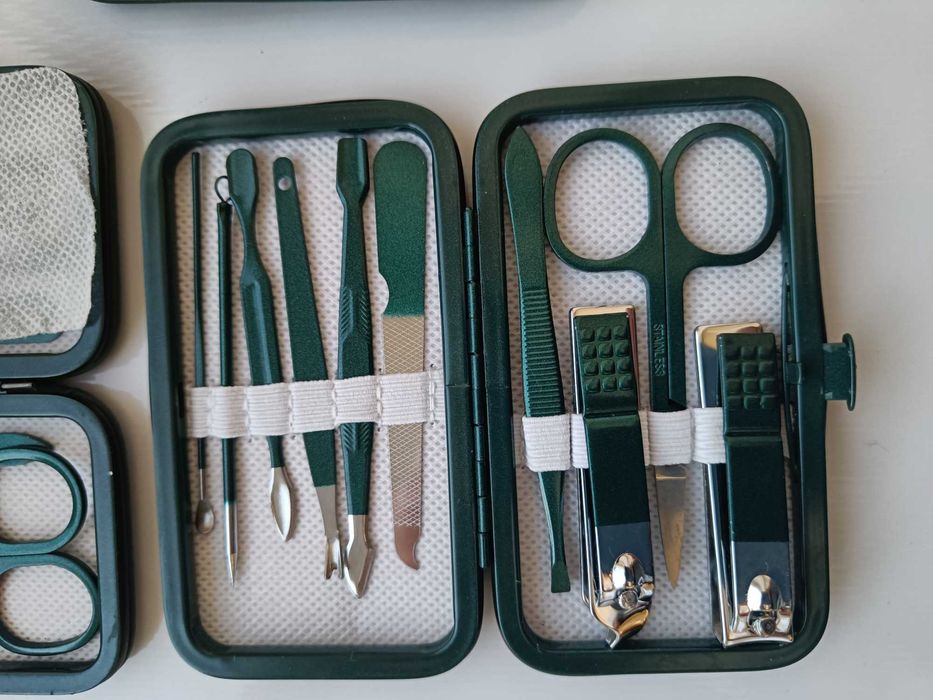 Набір інструментів для догляду нігтів з портативним футляром