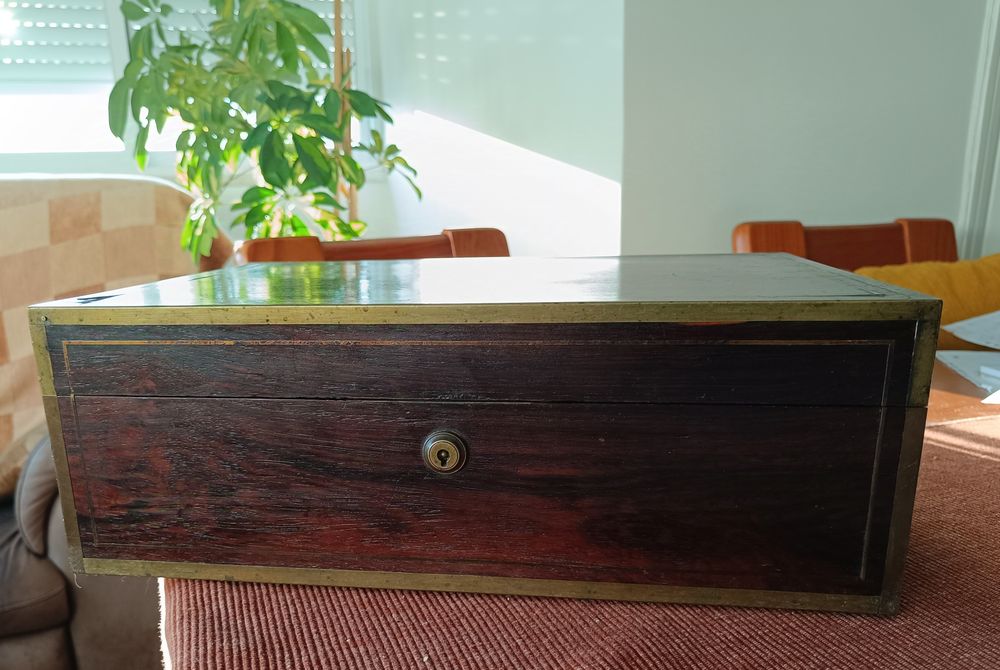 Secretária de viagem em pau santo