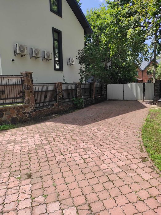 Парковка на  подвір'ї приватного будинку.