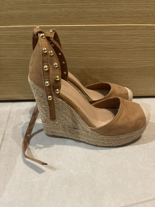 Buty na koturnie karmelowe napy