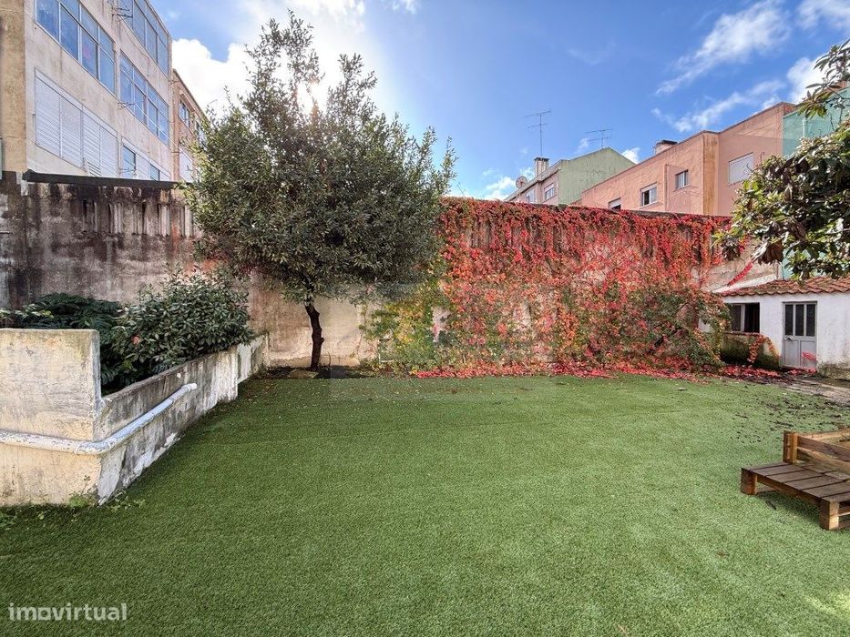 Apartamento T3 totalmente remodelado em RC alto e Logradouro com ce...