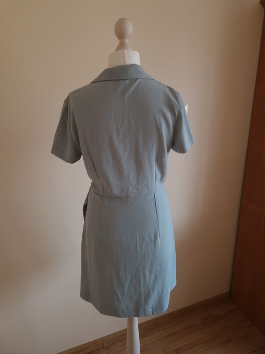 Elegancka kopertowa sukienka podkreślająca talię Mango roz. M