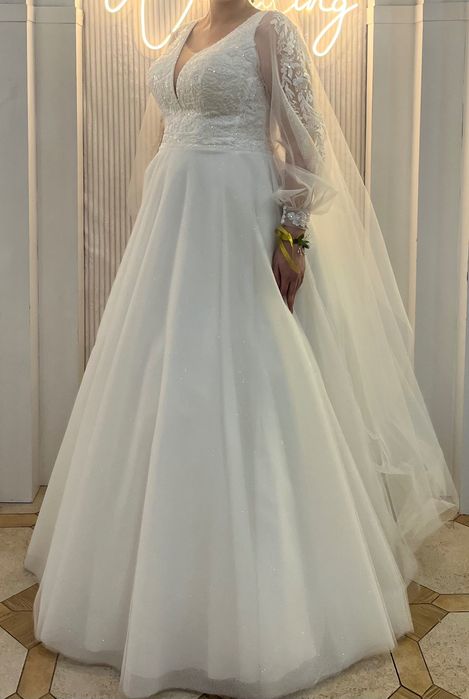 Весільна сукня А-силуету з рукавами та фатиновою спідницею