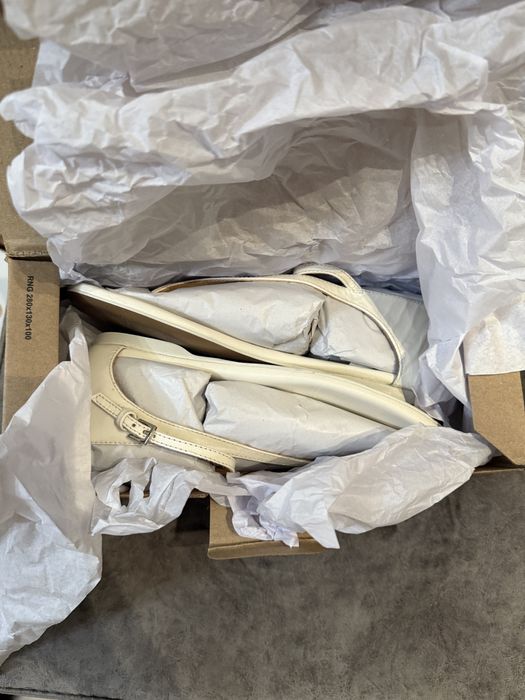 Білі шкіряні сандалі 36 mango