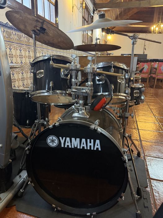 Set Completo Bateria Yamaha Gigmaker + Pratos Zildjian ZBT + Acessórios (Pronta a Tocar!)