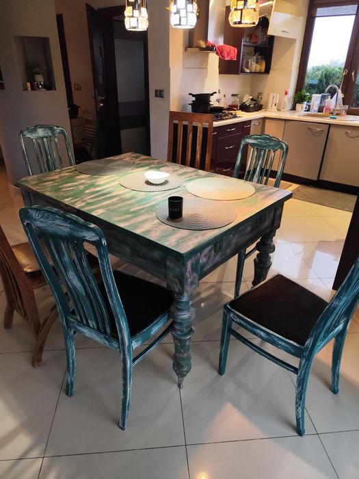 Stół w komplecie z krzeslami