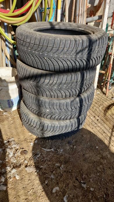 Vários pneus em bos estado