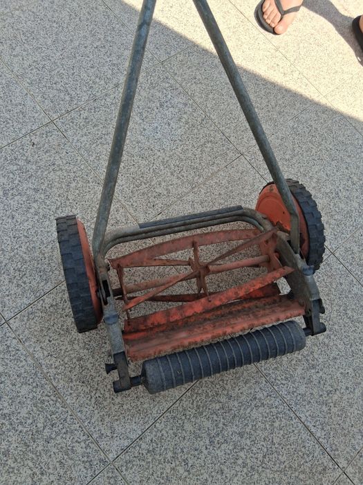 Aparador de relva manual, da marca Husqvarna