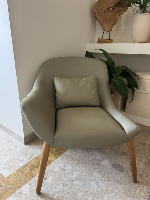 Cadeirão design escandinavo verde soft com pés em madeira natural