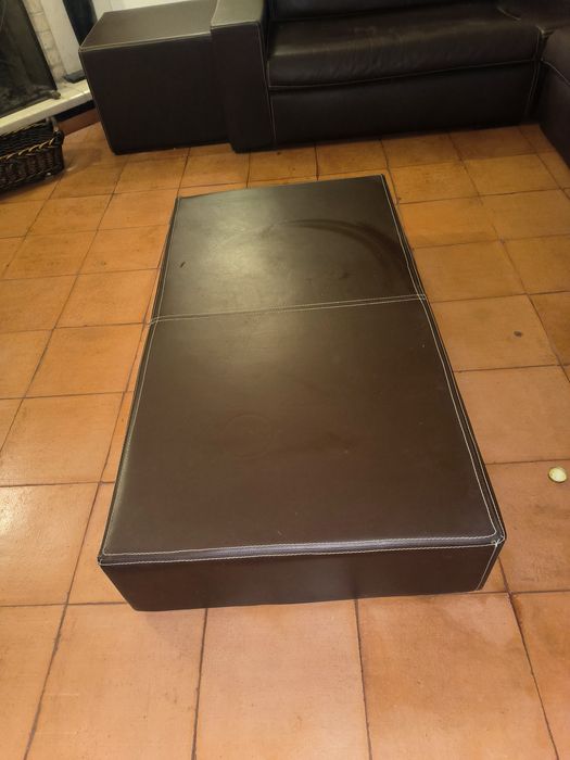 Conjunto sofá canto, mesa apoio e mesa centro em pele