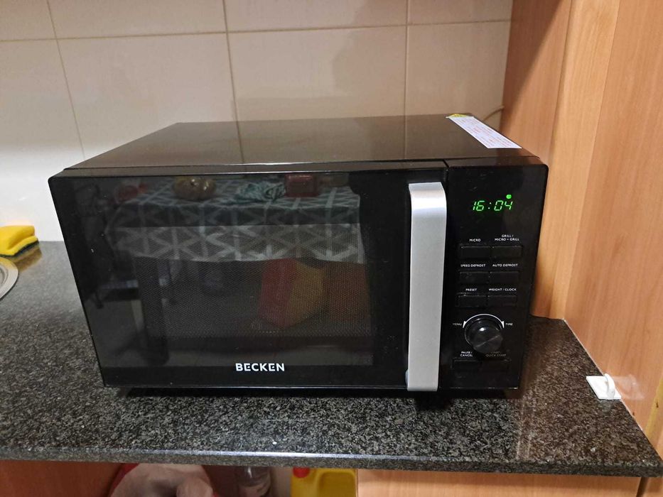Becken Black Microwave – Good Condition