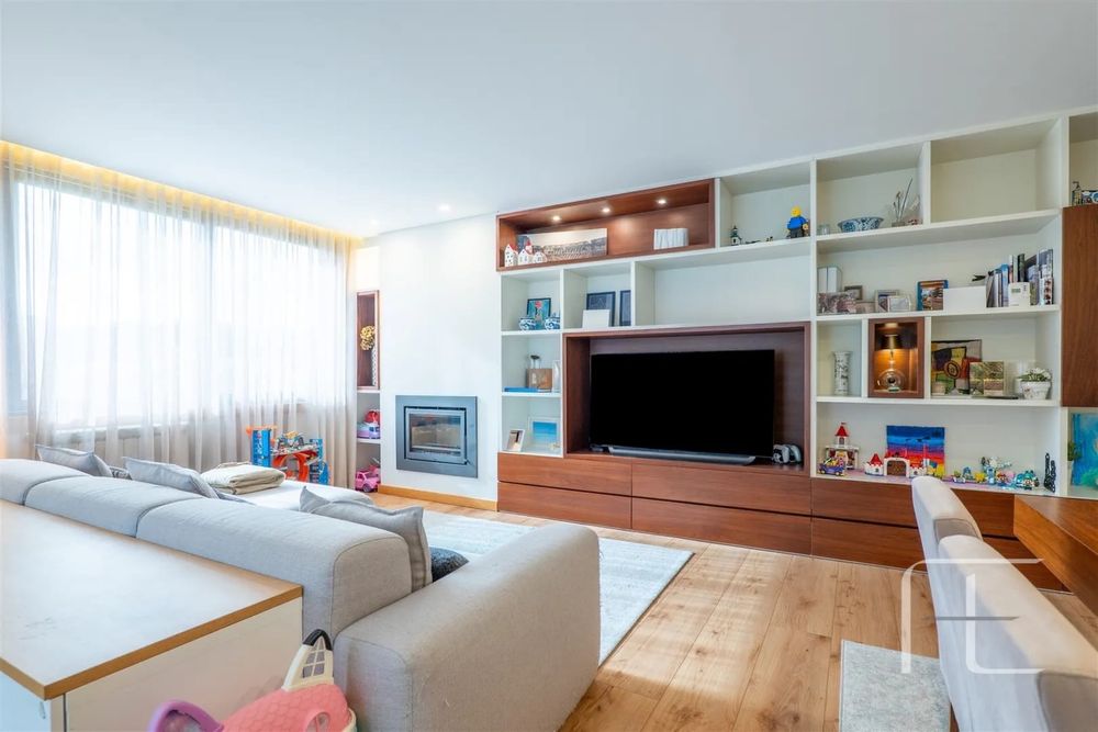 !!OPORTUNIDADE !!  Apartamento T3 como Novo. Box  para 2 carros