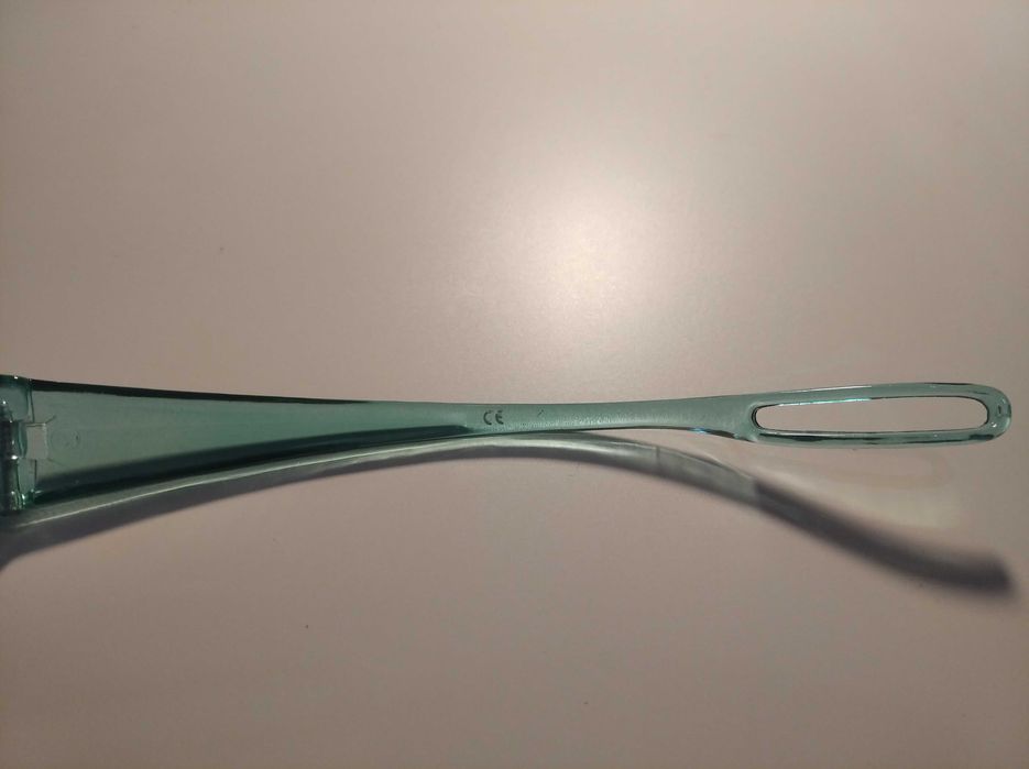 Óculos com armação e lentes azuis / verde-água