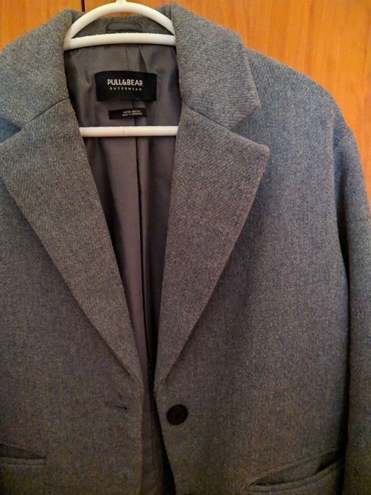 Casaco comprido Pull Bear cinzento com borboto