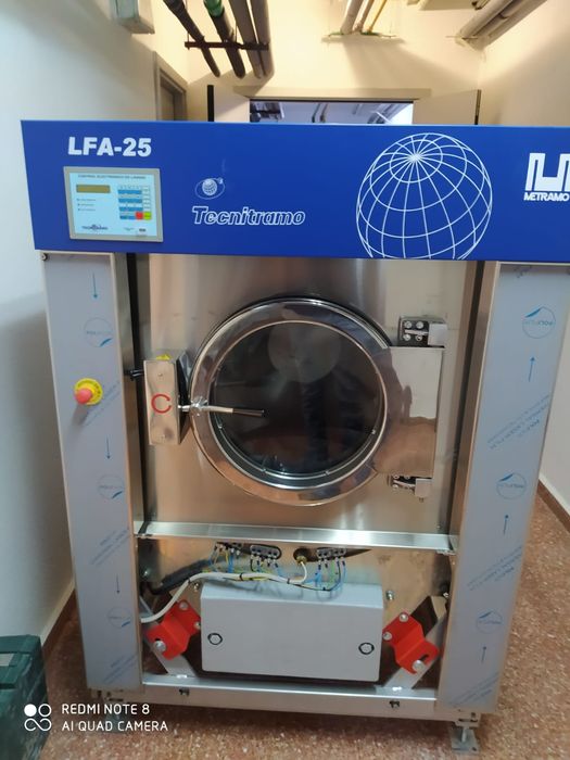 Lavandaria máquina de lavar roupa lares self service