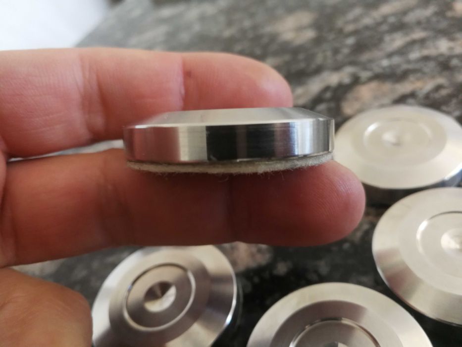 Шипы для акустики или аудиотехники.