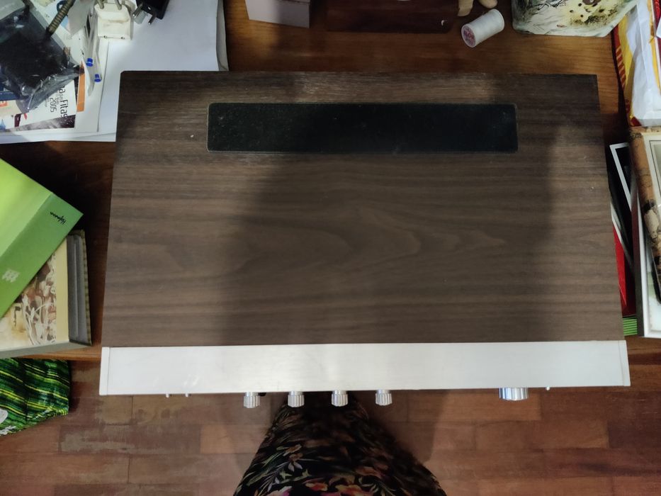 Recetor estéreo FM/AM, especificamente um modelo "Rising FM/AM Stereo