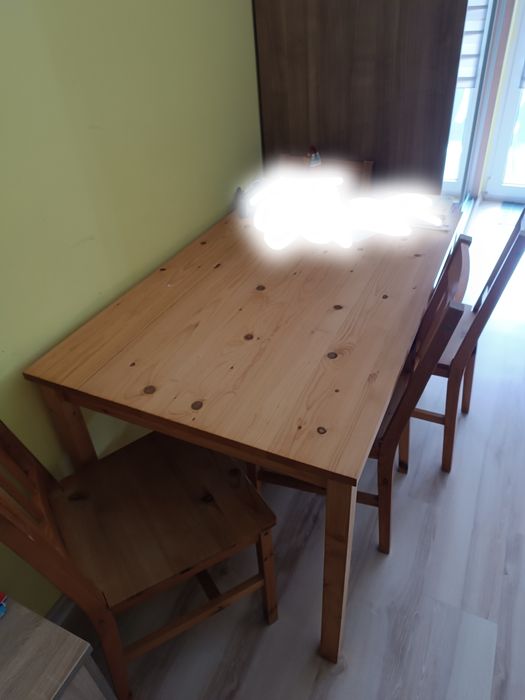 Stół plus 4 krzesła