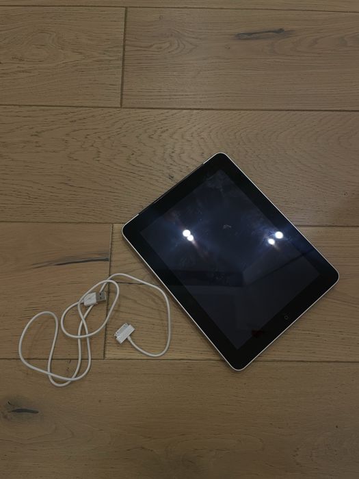 Zepsuty iPad + ładowarka