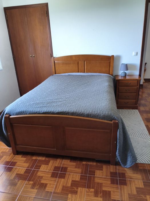 Cama com estrado aglomerado + 2 mesas cabeceira