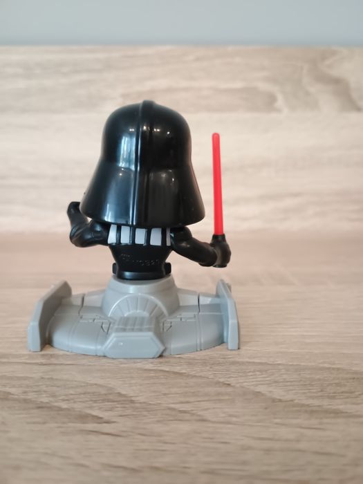 Figurka Darth Vader z Kinder niespodzianki Maxi.