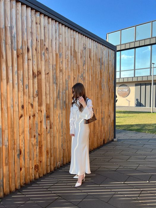 Біла атласна сукня