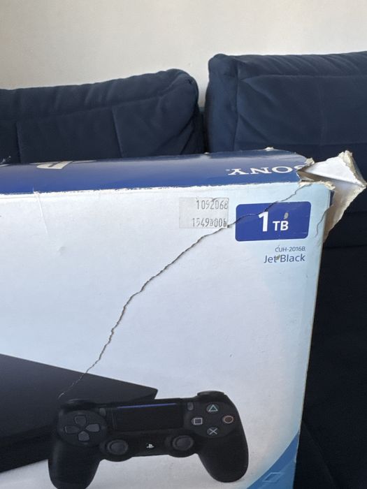 PS4 1TB z dwoma padami.