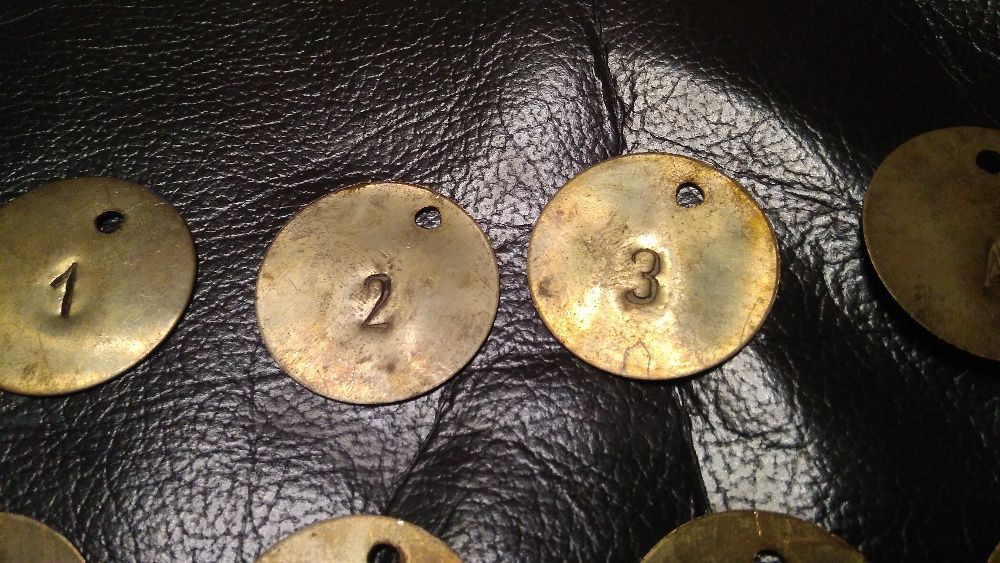 Breloki mosiężne numerowane